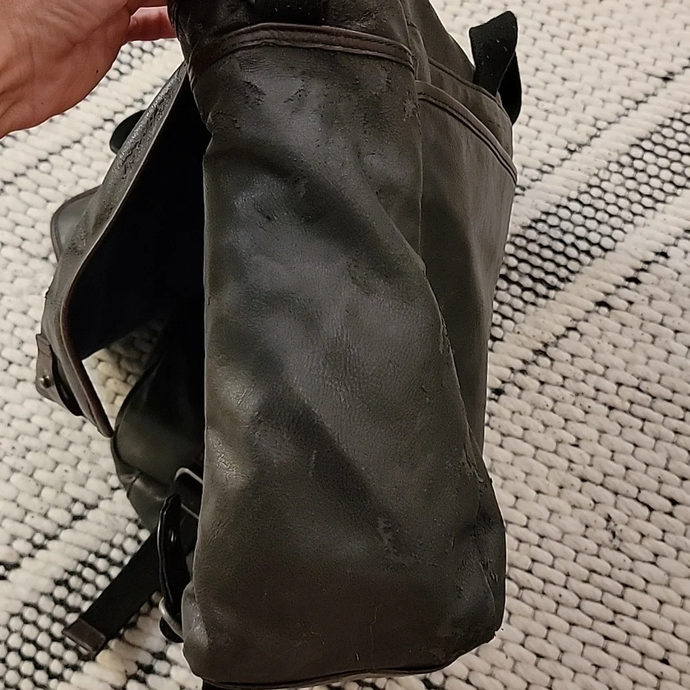 Tumi Messenger